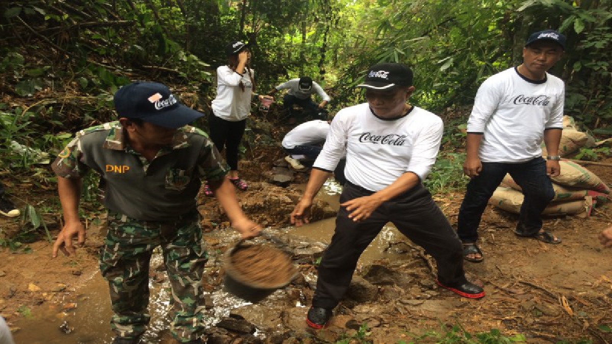 ร่วมมือช่วยกันพัฒนา!! ผู้ตรวจราชการกระทรวงทรัพยากรธรรมชาติและสิ่งแวดล้อม ร่วมชาวบ้าน อาสาสมัครโคคา-โคลา สร้างฝ่ายชะลอน้ำ!?