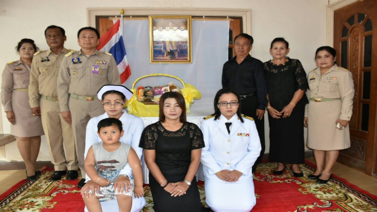 สมเด็จพระเจ้าอยู่หัว พระราชทานตะกร้าสิ่งของพระราชทาน แก่ครอบครัว อาสาสมัครทหารพราน ณัฏฐพล รังสิมันตุชาติ ที่จังหวัดนครศรีธรรมราช