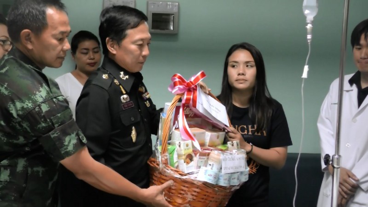 แม่ทัพภาคที่ 4 นำสิ่งของพระราชทานสมเด็จพระเจ้าอยู่หัวฯ เข้าเยี่ยม อาสาสมัครทหารพราน ธันยา เอื้อฟ้าไพรวัลย์ ที่บาดเจ็บนอนพักรักษาอาการที่ รพ.