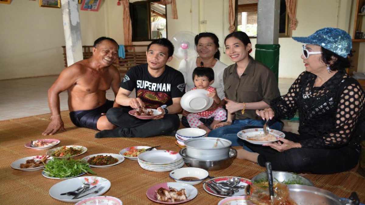 ต่อไปงานแต่ง!! "ศรีสะเกษ"แชมป์โลกขวัญใจคนไทย เดินทางถึงบ้านเกิด พ่อรู้ใจ ย่างหนูนาของโปรดให้กิน เตรียมหาฤกษ์เข้าพิธีวิวาห์ (ดูคลิป)