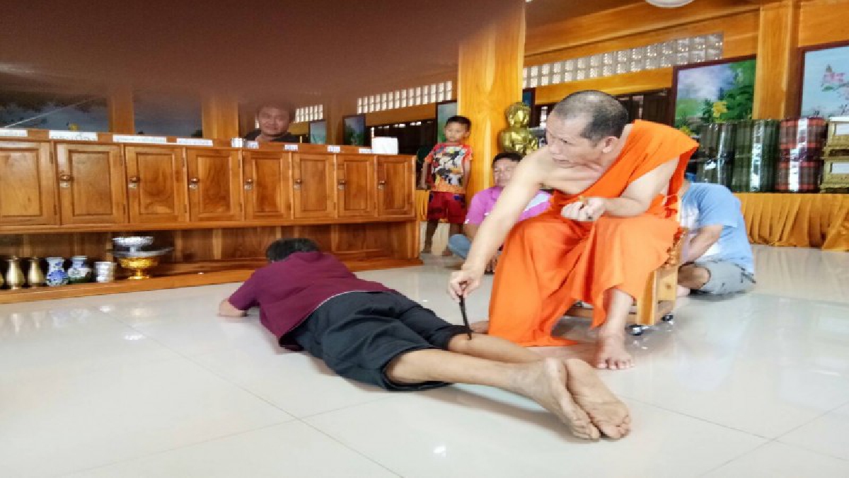 ผู้ป่วยอัมพฤกษ์-อัมพาต แห่เข้าวัดดังเมืองแพร่ รักษาด้วย"มีดหมอลงอาคม หลวงพ่อสิน" เผย..คนใหญ่คนโต ต่อคิวเพียบ ไม่คิดเงินสักบาท (ดูคลิป)