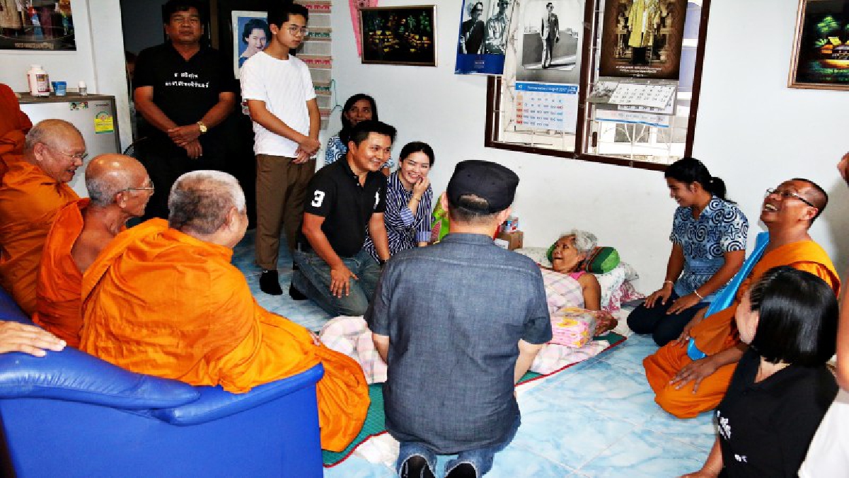กุศลยิ่งใหญ่!! พระสงฆ์พร้อมกลุ่มผู้มีจิตศรัทธา ร่วมบริจาคสิ่งของตามบ้านผู้สูงอายุ-ผู้ป่วยติดเตียง ช่วยเหลือผู้ตกทุกข์ได้ยาก (ดูคลิป)