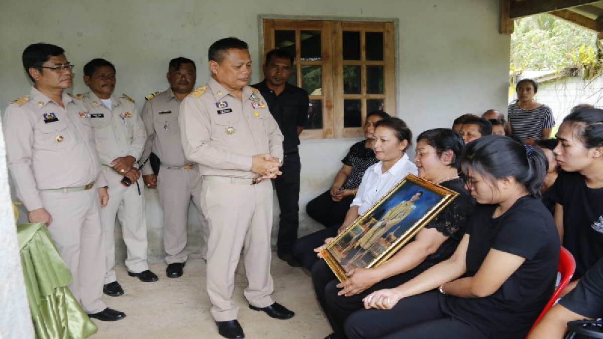 สุดซาบซึ้ง!! ในหลวง รัชกาลที่ 10  พระราชทานฯกระเช้าของขวัญ มอบแก่ญาติอาสาสมัครทหารพรานชาวตรัง ที่เสียชีวิตจากเหตุระเบิด (มีคลิป)