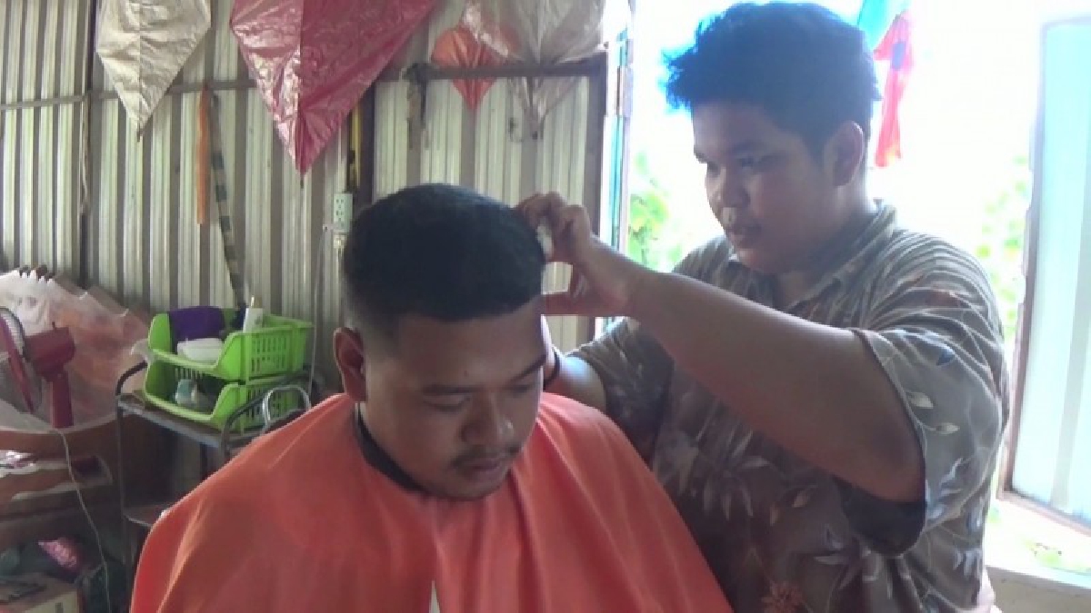 ยกนิ้วให้เลย!! ชื่นชมสาวหล่อวัย 20 "ช่างตัดผมพอเพียง" ตัดผมชาย ราคาแค่ 20 บาท ยึดหลักคำสอนในหลวงรัชกาลที่ 9 (ดูคลิป)