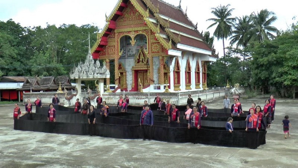 สุดอาลัย!! ชาวไทยอีสาน ทอเสื่อสีดำ 199 เมตร ร่วมถวายอาลัยเนื่องในงานพระราชพิธี ถวายพระเพลิงพระบรมศพในหลวง ร.9 (มีคลิป)