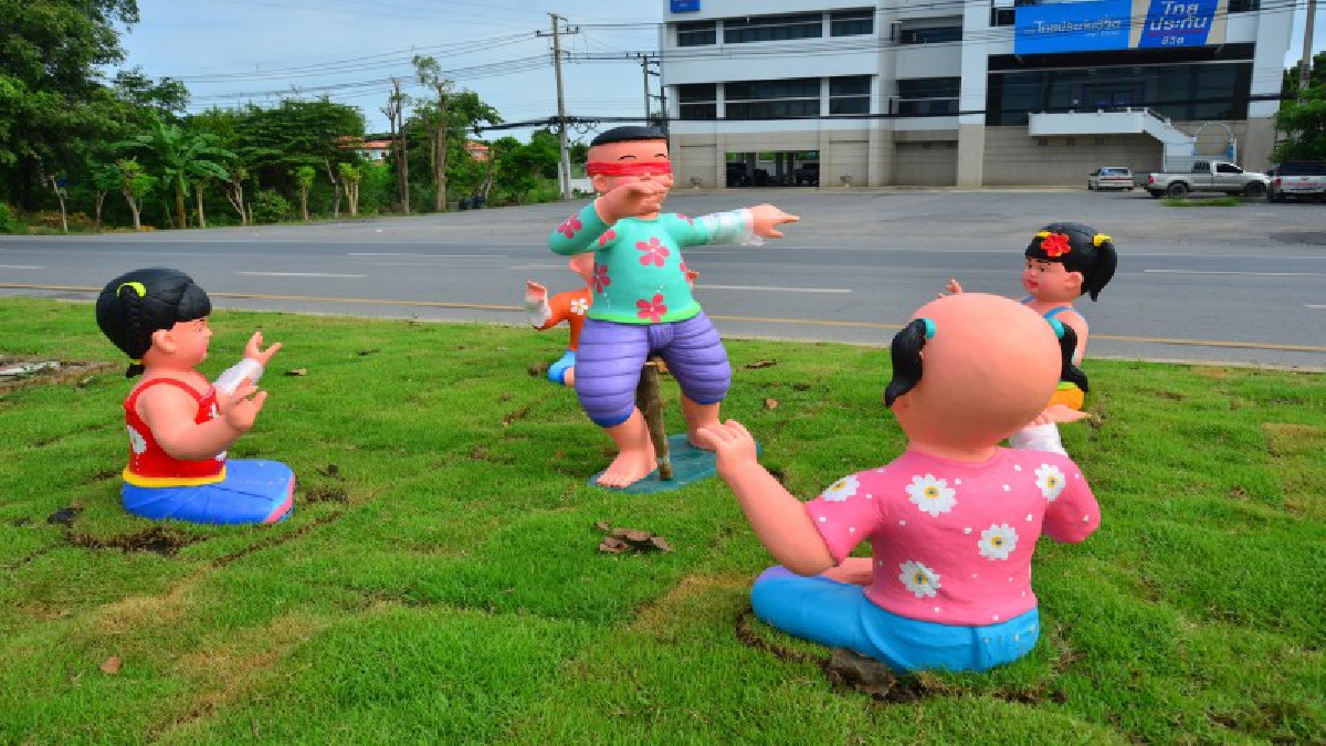 อ่างทอง!! ทางหลวงปรับภูมิทัศน์ นำตุ๊กตาชาววัง หนึ่งในคำขวัญจังหวัดอ่างทอง มาประดับบริเวณเกาะกลางถนน (มีคลิป)