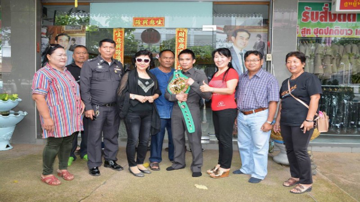 แชมป์โลก "ศรีสะเกษ" สุดปลื้ม!! สวมเครื่องแบบตำรวจวันแรก ตัดผมโกนหนวด เตรียมเข้าพบผู้การฯ เพื่อรายงานตัวเข้ารับราชการ (มีคลิป)