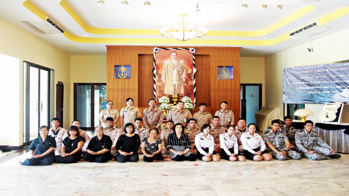 ชลบุรี!! ทัพเรือภาคที่1 ร่วมทำดอกไม้จันทน์ เพื่อถวายในพระราชพิธี ถวายพระเพลิงพระบรมศพในหลวง ร.9 (มีคลิป)