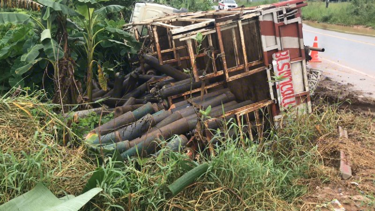 กล้องหน้ารถชัด ไม่ต้องถามใครผิดใครถูก!!หกล้อบรรทุกก๊าซออกซิเจน ชนกระบะรอเลี้ยว  รถพลิกคว่ำลงคลองน้ำข้างทาง(มีคลิป)