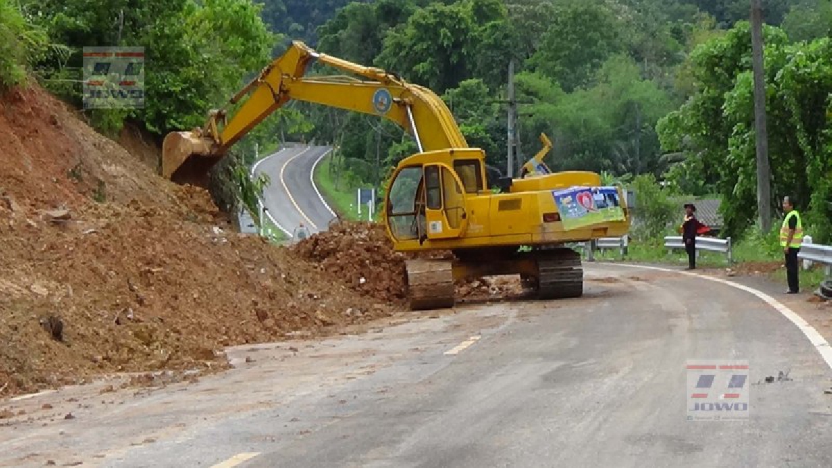 แขวงทางหลวงชนบทตรัง นำเครื่องจักรทำการเปิดทางที่ดินสไลด์ลงมาทับเส้นทางจราจร บรรเทาความเดือดร้อนให้กับประชาชนสาเหตุมาจากฝนตกหนักช่วงที่ผ่านมา