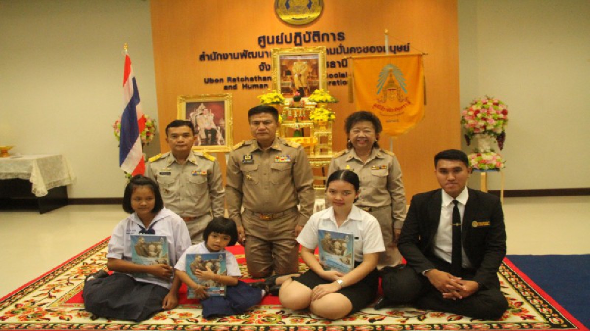 อุบลฯมอบเงินพระราชทานเพื่อช่วยเหลือครอบครัวผู้เสียชีวิตจากเหตุการณ์อุทกภัยและพิธีมอบทุนพระราชทานการศึกษาสงเคราะห์ต่อเนื่อง