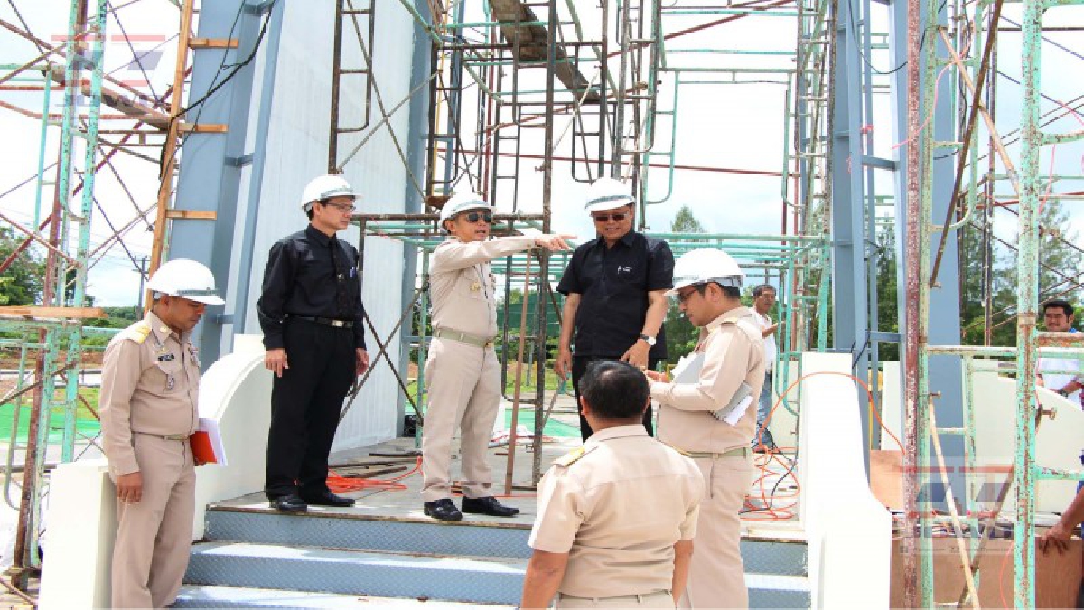 ผู้ว่าฯตรัง ตรวจการติดตั้งพระเมรุมาศจำลอง คาดเสร็จก่อนกำหนดแน่นอน 9 ตุลา จัดบวงสรวงยกฉัตร