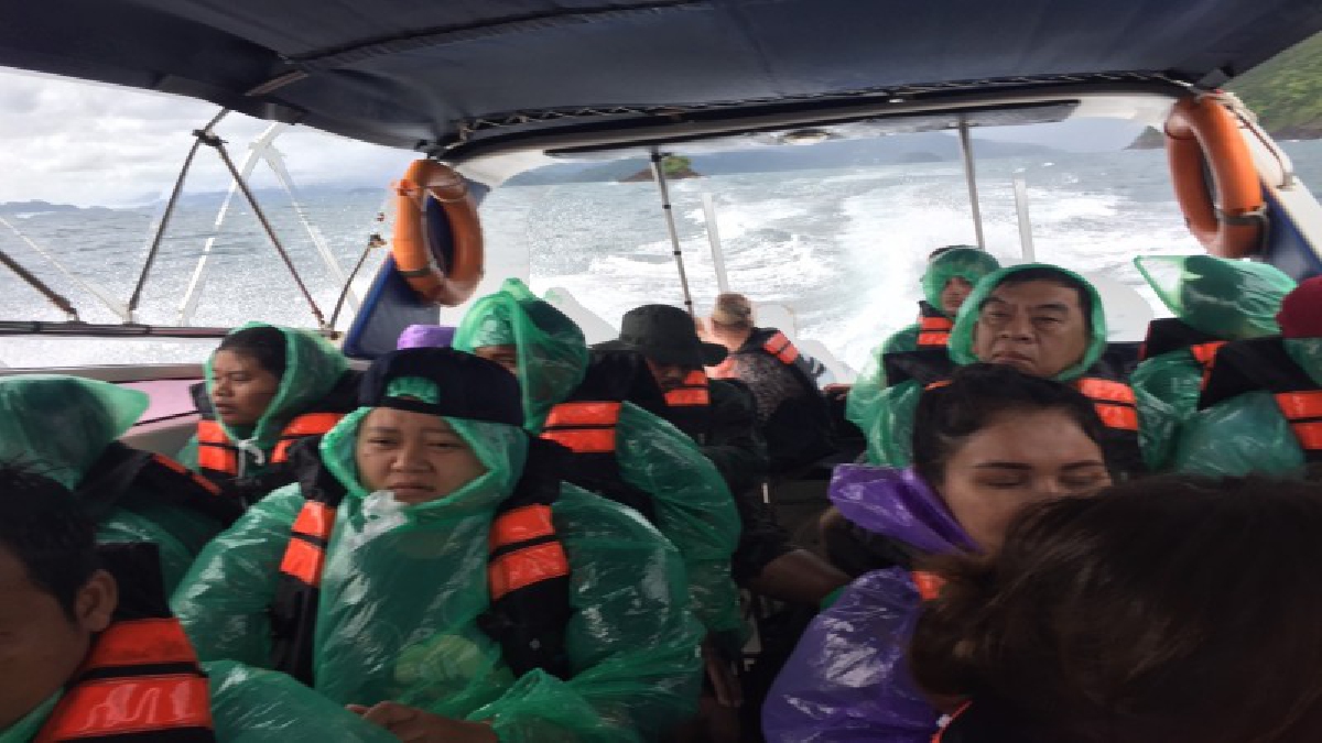 ตราด - ฝนหนักเจ้าท่าเตือน!! นทท.ให้ระมัดระวังในการเดินเรือ โดยเรือสปีดโบ้ท ต้องอาศัยแล่นหลบคลื่นลมเลียบไปตามมุมกาะ (มีคลิป)