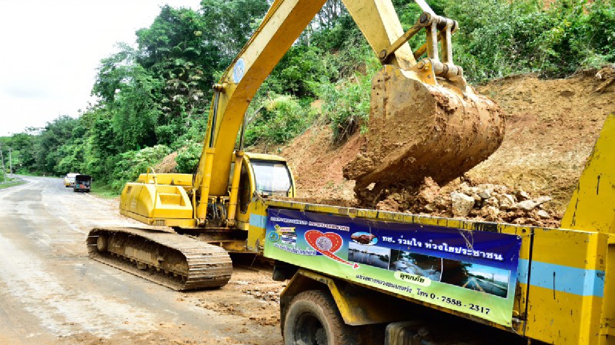 แขวงทางหลวงชนบทตรัง เร่งระดมเครื่องจักรกล แก้ปัญหาดินสไลต์ทับถนน หลังจากฝนทิ้งช่วง