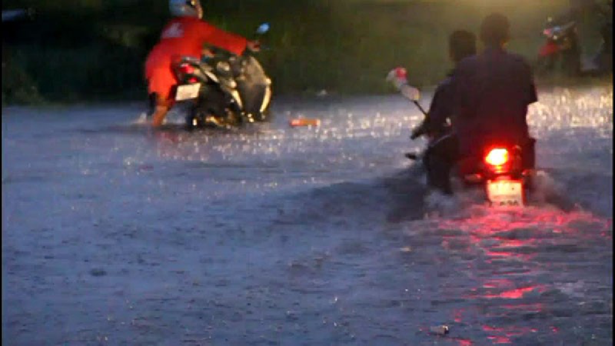 ตัวเมืองโคราชอ่วม!! ฝนตกน้ำท่วมเดือดร้อนหนักหลายจุด รถไม่สัญจรผ่านได้ รางรถไฟช่วงผ่านหน้าค่ายสุรนารี ข้างจวนผู้ว่าถูกน้ำเอ่อท่วมถึงราง