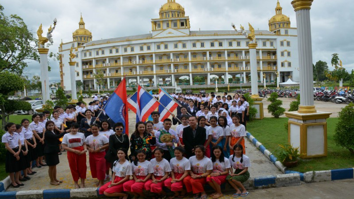 มหาวิทยาลัยเฉลิมกาญจนาศรีสะเกษ ต้อนรับแชมป์โลกขวัญใจชาวไทยอย่างยิ่งใหญ่ พร้อมให้ทุนแฟนสาวเรียนระดับปริญญาตรี (ดูคลิป)