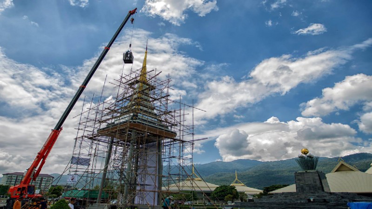 พระเมรุมาศจำลอง ในพิธีถวายดอกไม้จันทน์ของจังหวัดเชียงใหม่ จะทำพิธีบวงสรวงและยกยอดฉัตรพระเมรุมาศจำลอง เพื่อความเป็นสิริมงคล