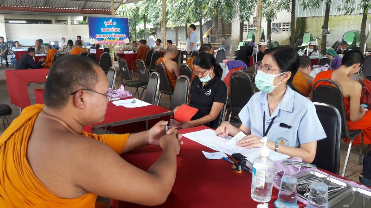 หนองคาย!! นำพระภิกษุ สามเณร ตรวจสุขภาพประจำปี เพื่อสนับสนุนและส่งเสริม โครงการหมู่บ้านรักษาศีล 5 ประจำปี 2560 (มีคลิป)
