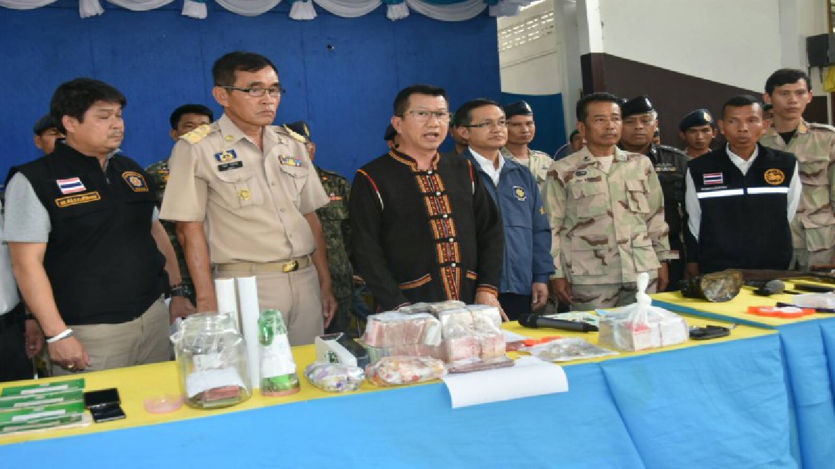 เจ้าหน้าที่ศรีสะเกษ 3 ฝ่าย สนธิกำลังปิดล้อม ปูพรมตรวจค้นบ้านเครือข่ายยาเสพติด 5 จุด ยึดเงินสดกว่า 2 ล้านบาท ยาไอช์ อาวุธสงครามเพียบ