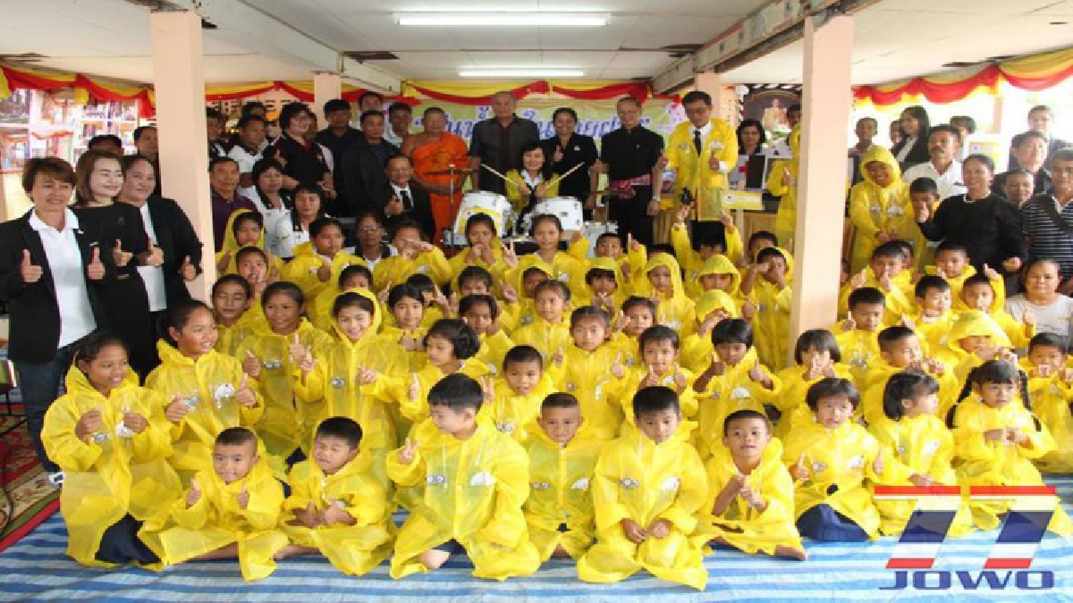 สภากาชาดไทยจัดกิจกรรม “ปันน้ำใจ ในสายฝน” มอบเสื้อกันฝน คอมพิวเตอร์ เครื่องทำน้ำเย็นและเครื่องดนตรีสากล ให้กับสถานศึกษาในพื้นที่มหาสารคาม