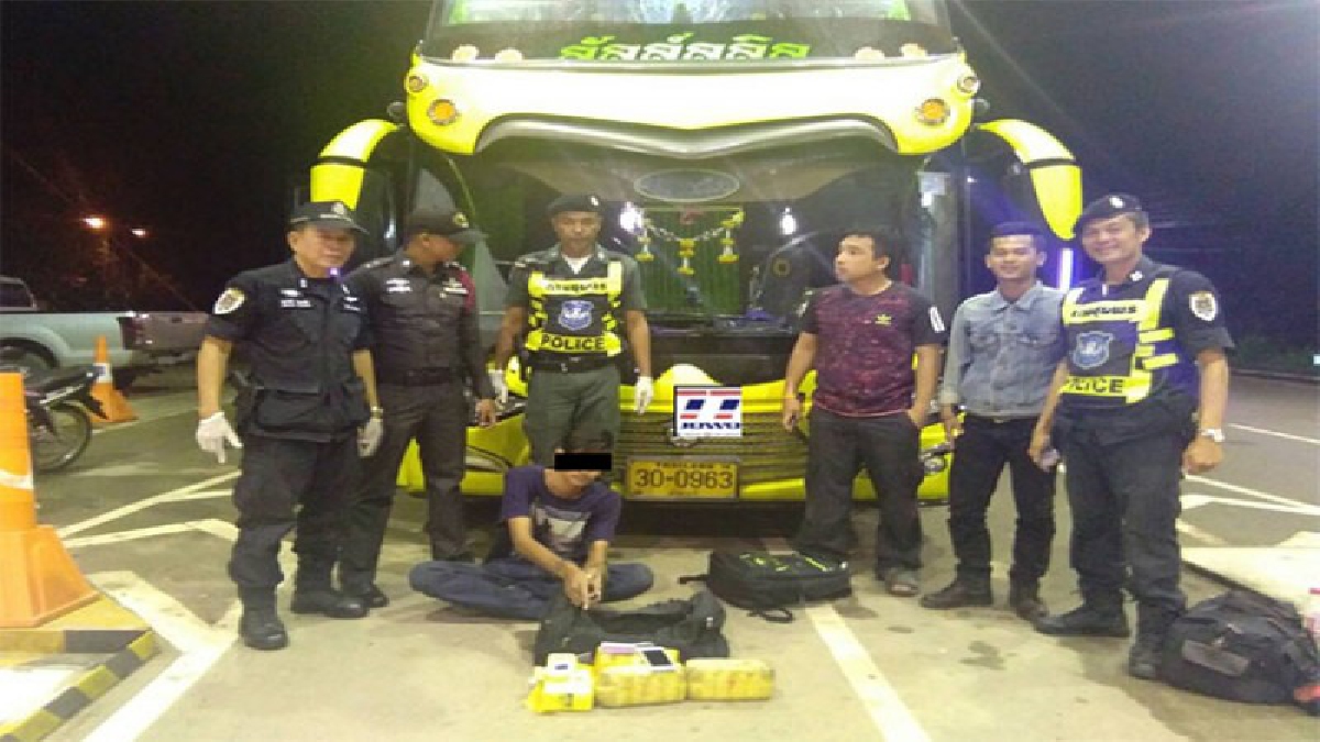 รวบโจ๋วัย 22 รับจ้างนั่งรถทัวร์ขนยาบ้ากว่า 4 หมื่นเม็ด จากกทม.ลงใต้ อึ้ง..ได้ค่าแรงสูงลิบ