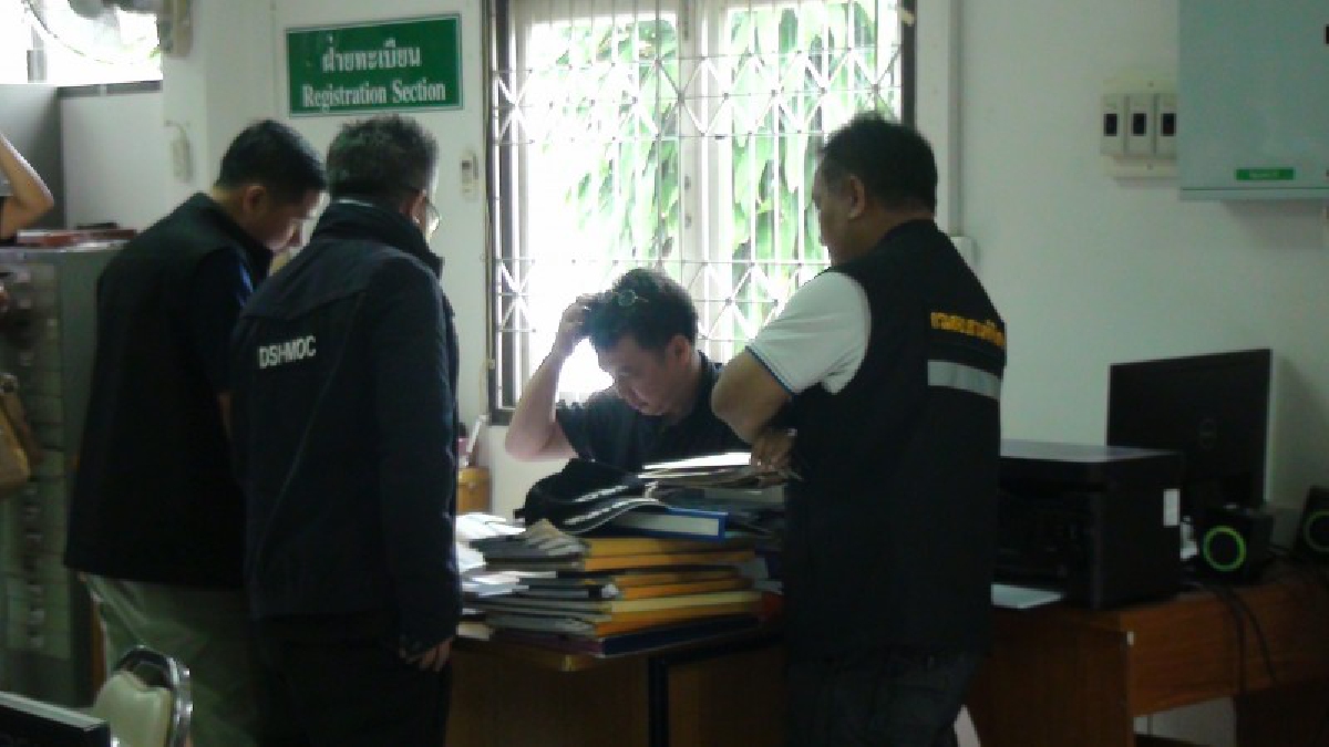 DSI เข้าขอตรวจสอบเอกสารที่ดิน ที่ก่อสร้างบ้านหรูบนยอดเขา ในอำเภอตะกั่วทุ่ง จังหวัดพังงา