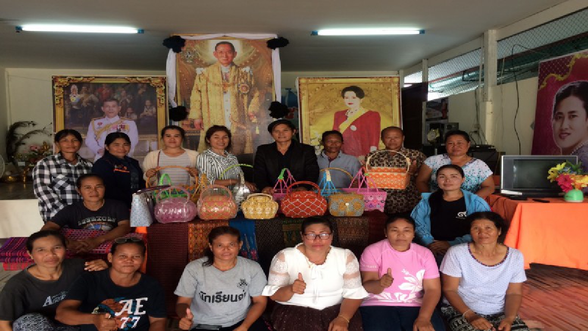 ก้าวตามรอยพ่อ ร.9 ชาวบ้านเมืองช้าง รวมกลุ่มทำตะกร้าพลาสติก จักสานประยุกต์ ขายออนไลน์ ออนกราว สร้างรายได้อย่างยั่งยืน (มีคลิป)