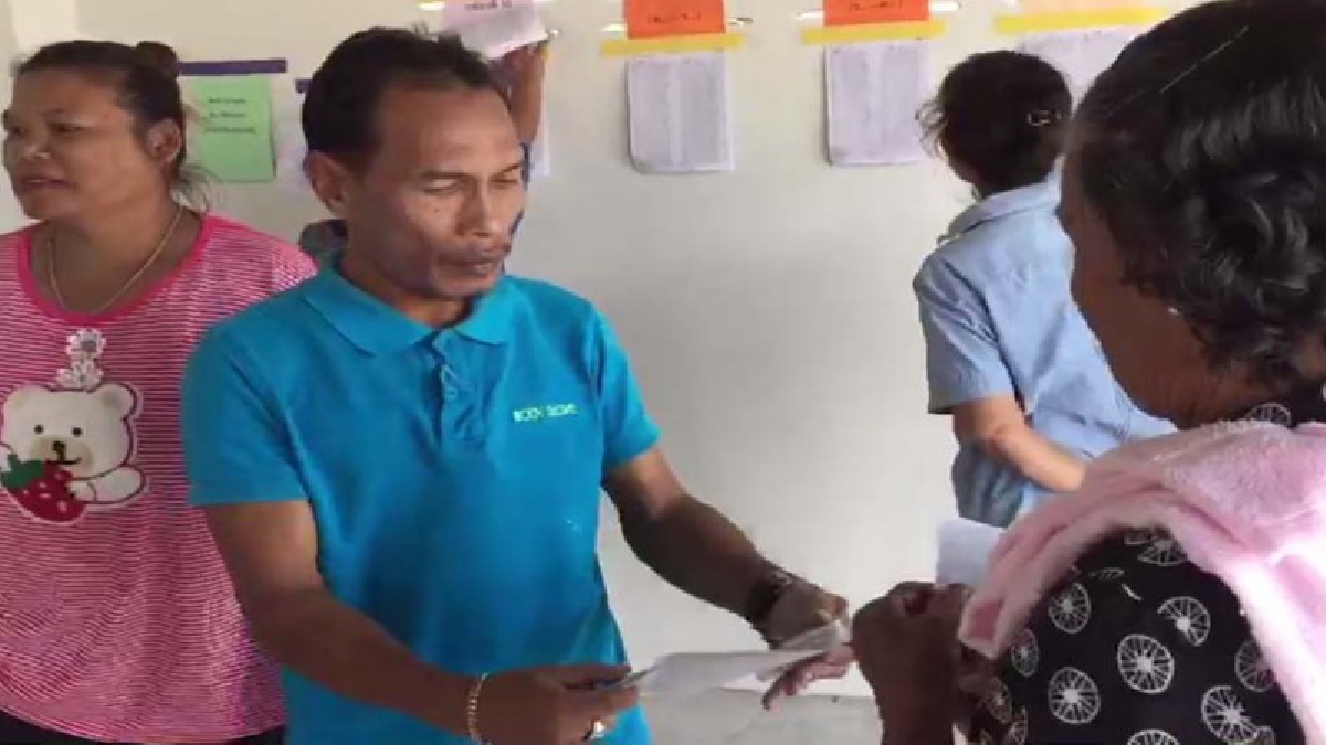 คนจนมีสิทธิ์นะครับ!! พบหนุ่มน้ำใจงาม ช่วยเหลือในการตรวจสอบ และเขียนรายชื่อรับบัตรคนจน สุดคักคักชาวบ้านแห่ตรวจสอบ รายชื่อรับบัตรวันที่ 5