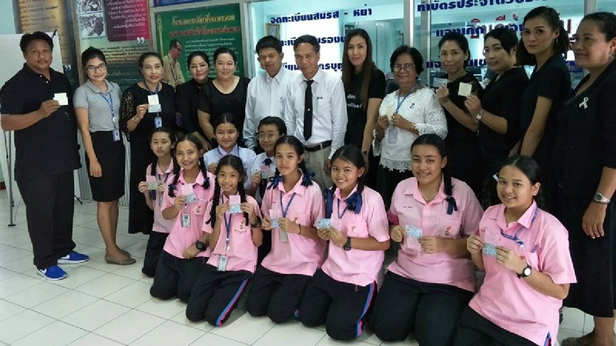 ทำด้วยใจ!? นักเรียนกว่า 150 คนเดินเข้าแถวด้วยใจแน่วแน่ ขอสมัครเป็นจิตอาสา ครั้งหนึ่งในชีวิต ขอได้ทดแทนคุณแผ่นดิน ทำเพื่อพ่อหลวงของหนู (คลิป)