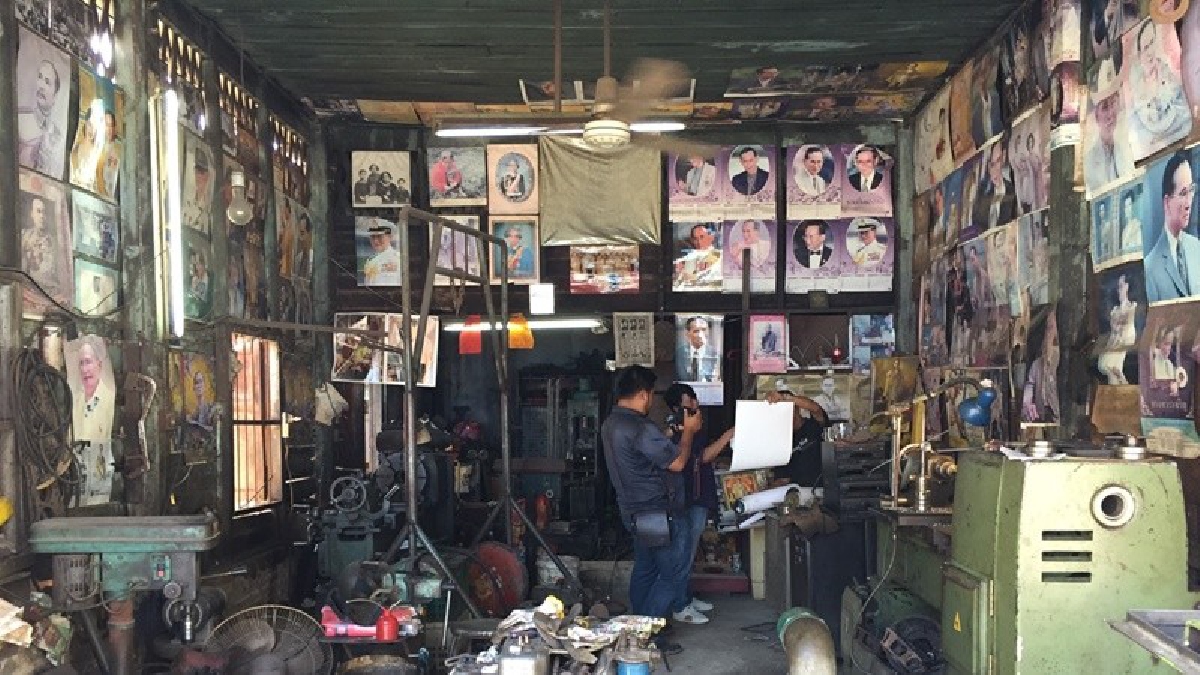รักในหลวงสุดชีวิต!! เจ้าของโรงกลึงนำภาพพระบรมฉายาลักษณ์ในหลวงรัชกาลที่ 9 ติดทั่วผนังเพื่อเป็นกำลังใจ และน้อมรำลึกถึงพ่อทุกลมหายใจ (ชมคลิป)