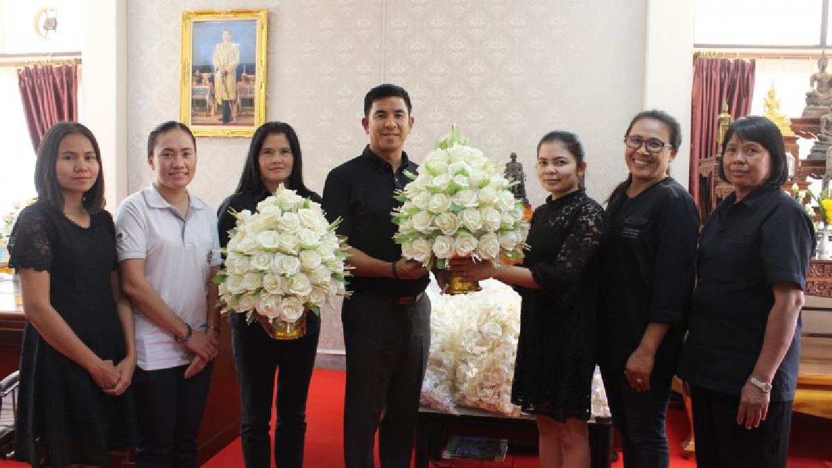 โอกาสสุดท้ายถวายพ่อ!! ชาวโคราชเร่งผลิตดอกไม้จันทน์ ถวายอาลัย ร.9 ก่อนถึงวันพระราชพิธี ที่ไม่มีใครอยากให้มาถึง (มีคลิป)