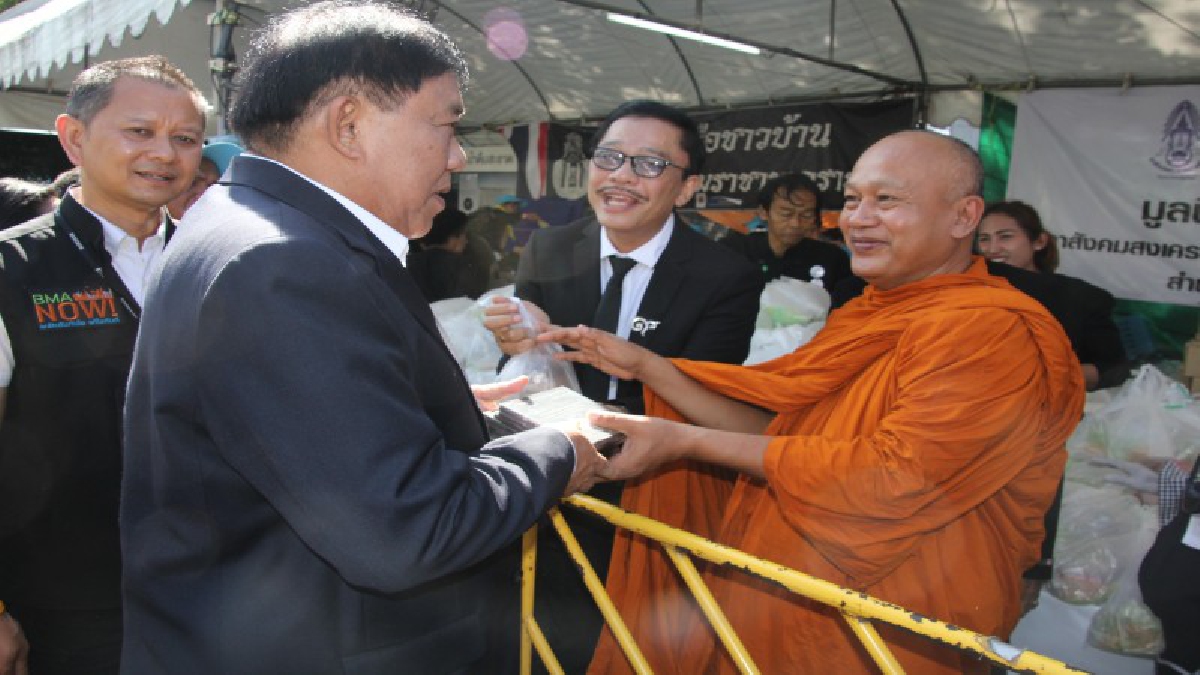 พระอาจารย์แดง เกจิดังกรุงเก่า ร่วมกับ มูลนิธิมิราเคิล ออฟไลฟ์ฯ ศิลปิน ดารา นำโรตีของดีอยุธยาและแผ่นซีดีแจกผู้มากราบถวายบังคมพระบรมศพ(ชมคลิป)