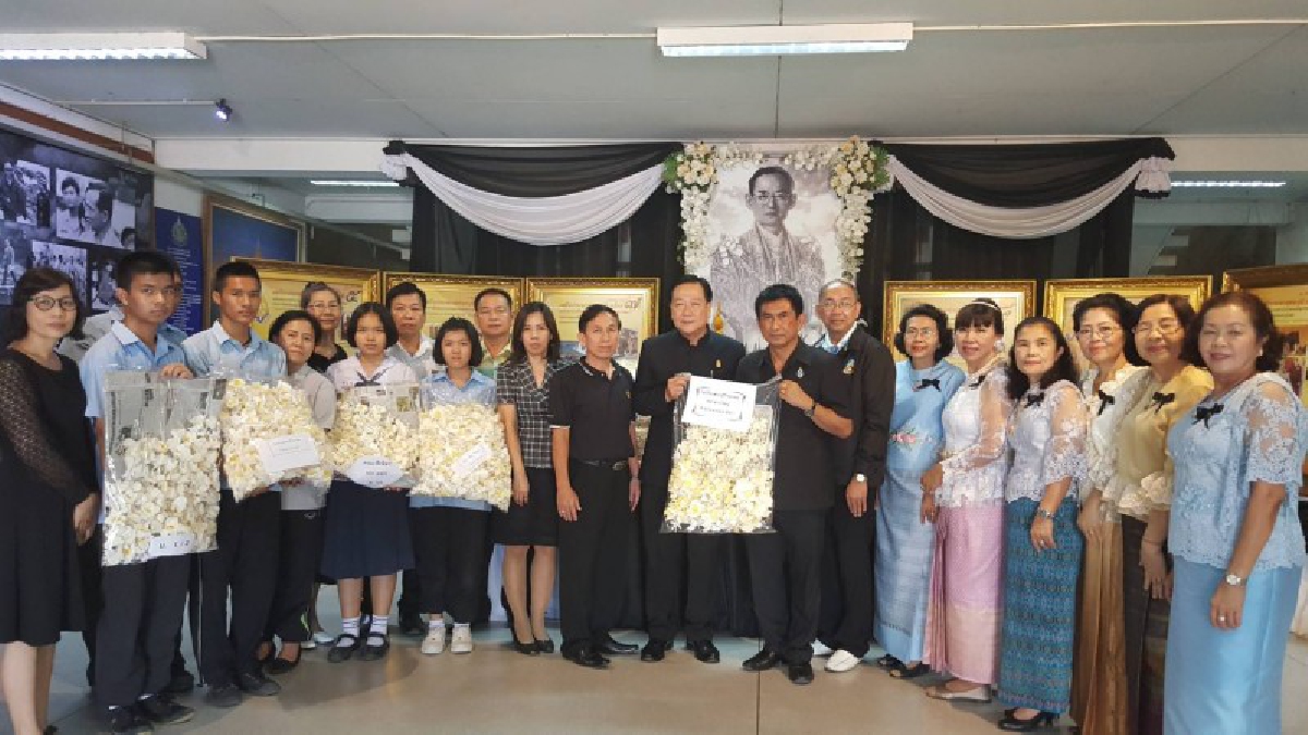 พร้อมใจกันทำเพื่อพ่อ!! กลุ่มครูนักเรียนผู้ปกครอง ร่วมใจ เป็นจิตอาสานำดอกไม้จัน มอบผู้ว่าสระบุรี เพื่อนำไปใช้ในพิธีเพลิงพระศพพ่อหลวง ร.9
