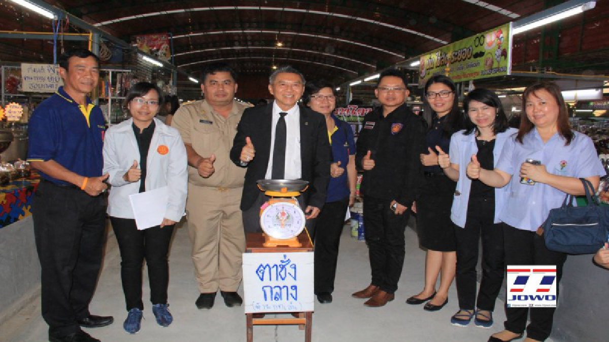 รองผวจ.ระยอง ลงพื้นที่ต่อเนื่อง ตรวจสอบสินค้าตลาดสด กำชับป้ายแสดงราคาต้องชัดเจน ป้องกันการเอารัดเอาเปรียบผู้บริโภค (ดูคลิป)