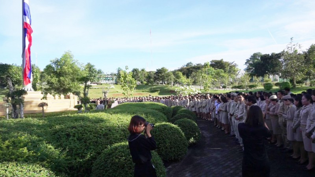 รวมใจกัน ร่วมรำลึก!! ชาวชุมพร ร่วมรำลึกวันธงชาติไทย 100ปี ร้องเพลงท่ามกลางอากาศสดใส (ชมคลิป)