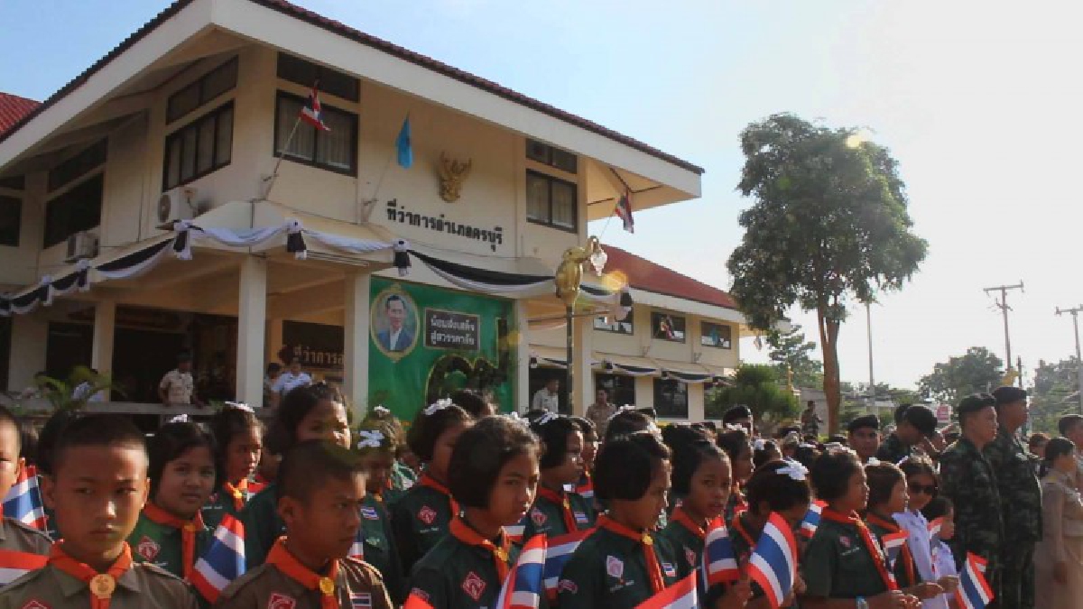 คนโคราชทุกภาคส่วนร่วมเคารพธงชาติไทยในโอกาสครบรอบ 100 ปี วันพระราชทานธงชาติไทย