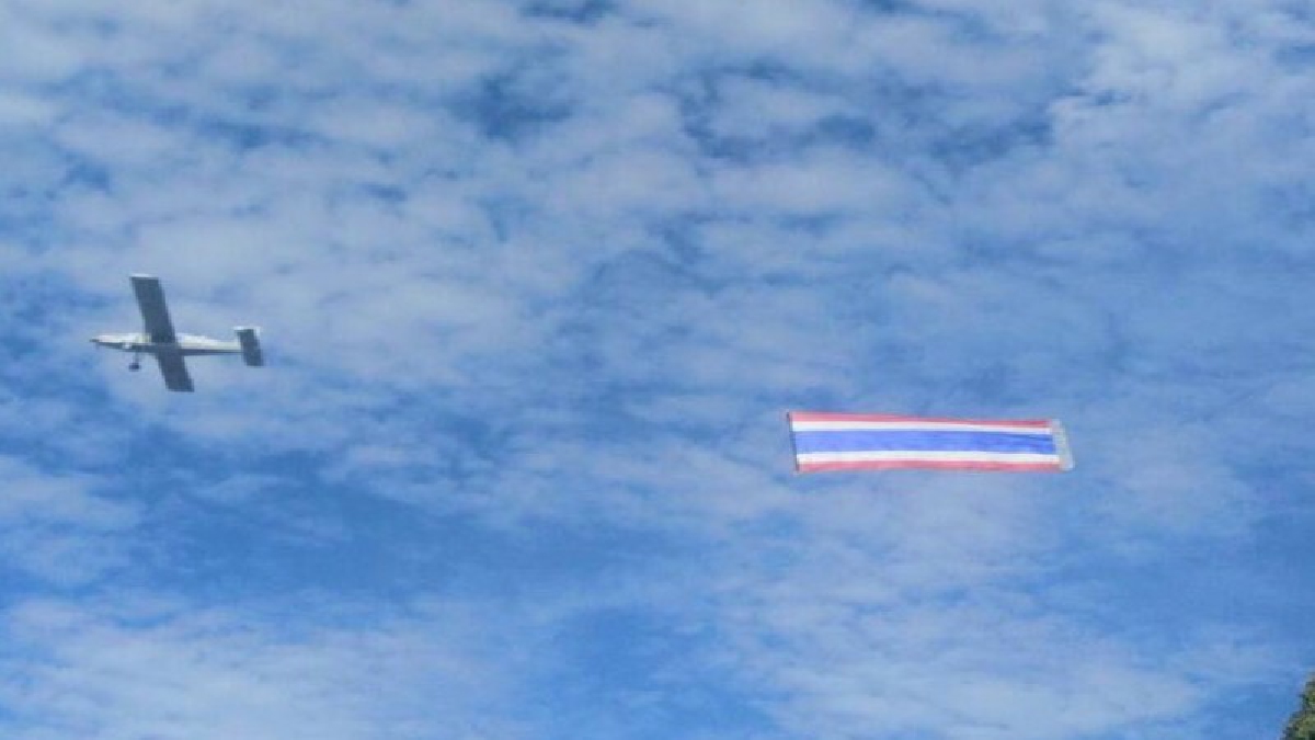 สุดยิ่งใหญ่อลังการ!! เครื่องบินพีชเมกเกอร์ฝูงสุดท้ายของโลกกองบิน 5 ร่วมฉลองครบรอบ 100 ปี วันพระทานชาติธงชาติไทย!? (ชมคลิป)