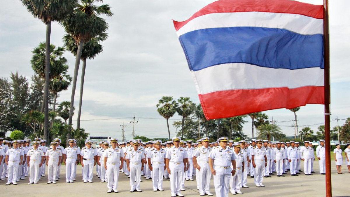 เปล่งเสียงดังกึกก้อง!? ทัพเรือภาคที่ 1 ร่วมน้อมรำลึกครบ 100 ปี วันพระราชทานธงชาติไทย พร้อมกับร้องเพลงชาติไทย และเพลงดอกประดู่!?