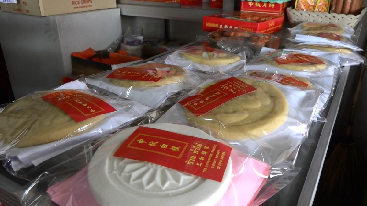 สุดยอดร้านดัง!! ทำขนมไหว้พระจันทร์ที่บ้านคลลองแงะ นานเกือบ 70 ปี ที่ร้าน ”ซ้ำโฝ” ซึ่งตั้งอยู่ จ.สงขลา บอกดเลยอร่อยเด็ด จนลืมผีมือเจ้าอื่น!?