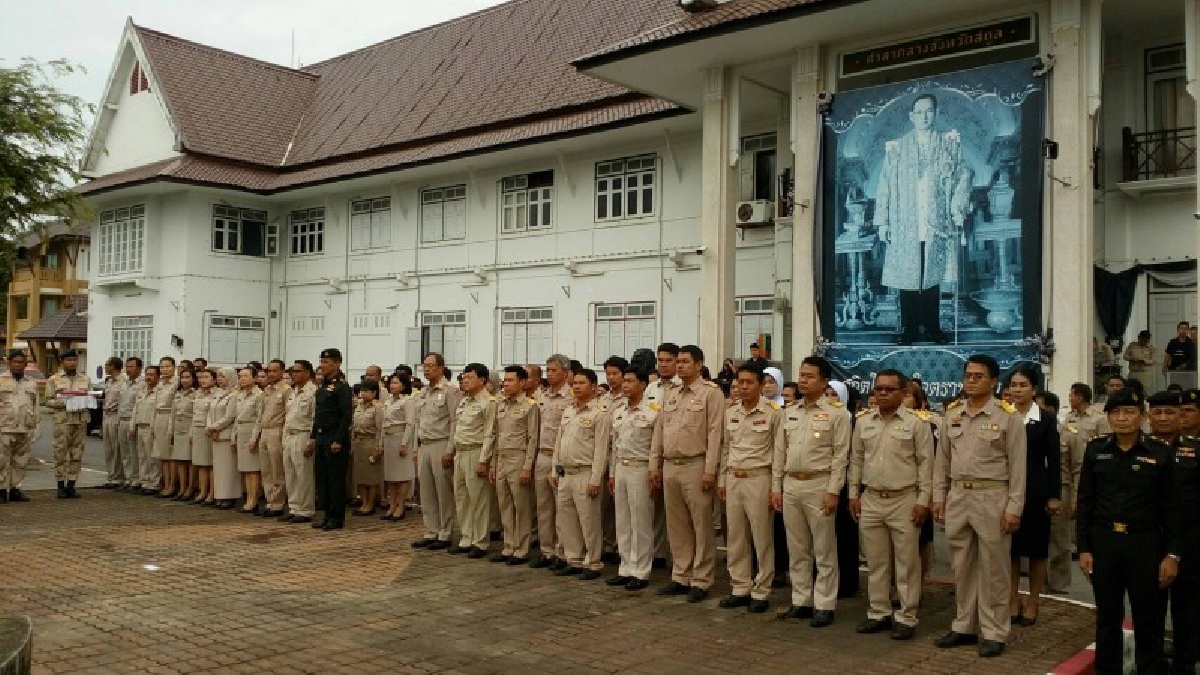 สำนึกความเป็นไทย!! ทุกภาคส่วน ร่วมร้องเพลงชาติไทย เสียงดังกึกก้อง เนื่องในวันครบรอบ 100 ปี พระราชทานธงชาติไทย (มีคลิป)