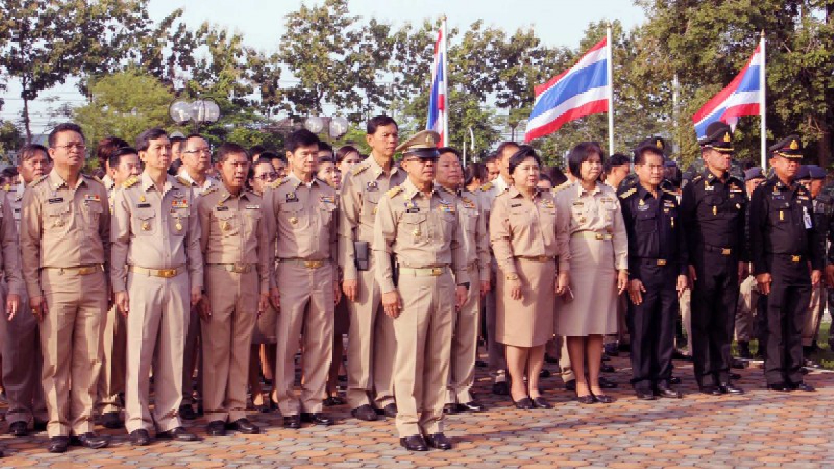 ผู้ว่าฯสระแก้ว และหัวหน้าหน่วยงานส่วนราชการ ร่วมเชิญธงชาติในกิจกรรม 100 ปี วันพระราชทานธงชาติไทย ร้อยดวงใจ ไทยทั้งชาติ