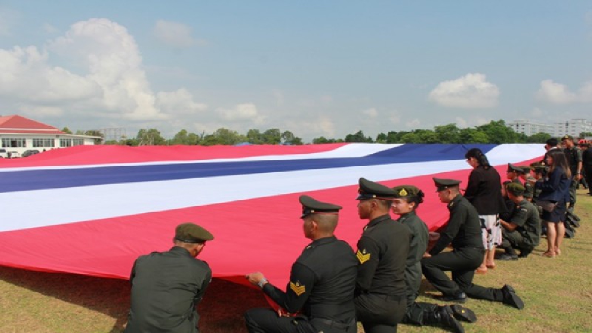 แม่ทัพภาคที่3 พร้อมข้าราชการและประชาชนร่วมฉลองธงชาติไทยที่ใหญ่ที่สุด เนื่องในวันพระราชทานธงชาติไทย และครบรอบ 100 ปี ธงชาติไทย