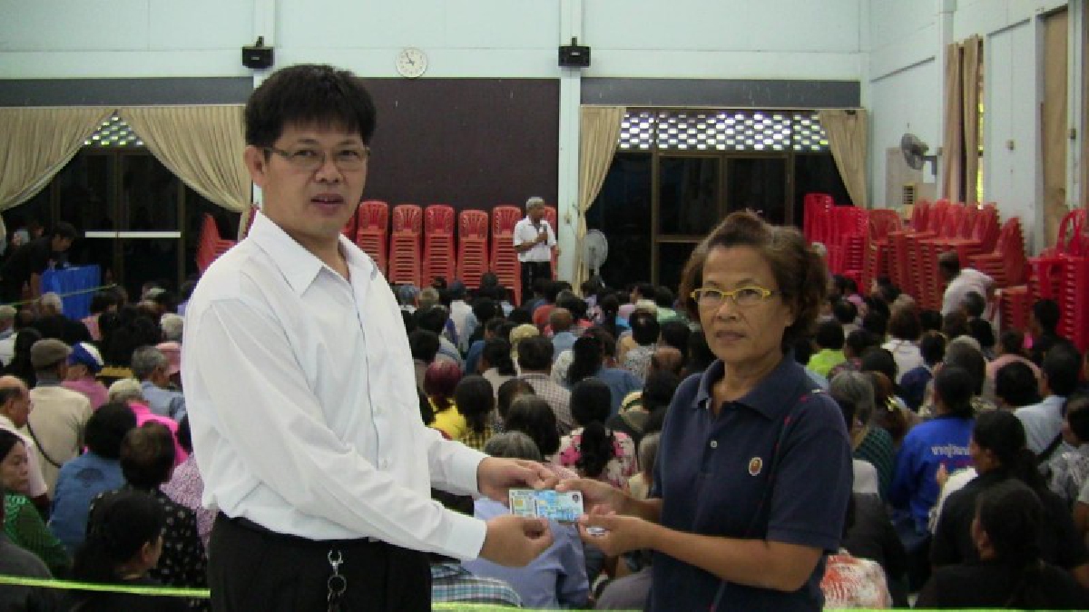 แน่นหอประชุมประชาชนร่วม 3,000 คนรอรับบัตรสวัสดิการของรัฐ หลัง ธกส.นัดจ่ายบัตรวันนี้