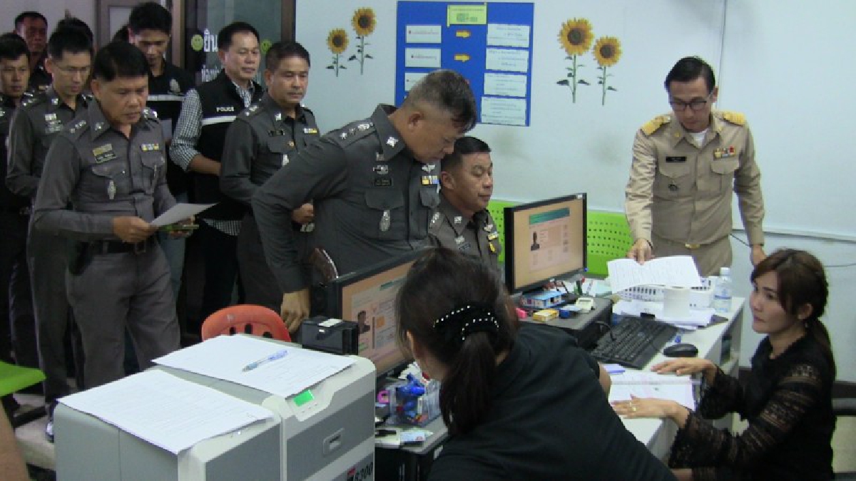 ตำรวจอ่างทอง 2 โรงพักพร้อมใจเดินทางมาลงทะเบียนจิตอาสางานพระราชพิธีถวายพระเพลิงพระบรมศพ (ดูคลิป)