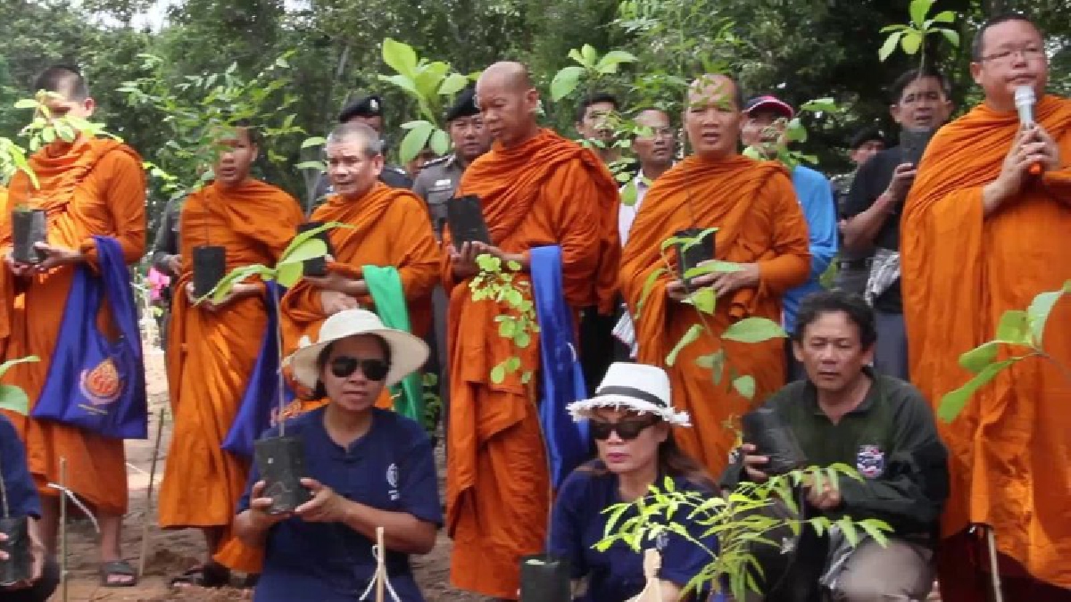 กระทิงแดงเกณฑ์พนง.เข้าร่วมปลูกป่า หลวงพ่อวัดดัง..รับป่าห้วยเม็กไว้ในความดูแล ทำการบวช พร้อมปลูกป่าร่วมกับชาวบ้านและองค์กรชุมชน