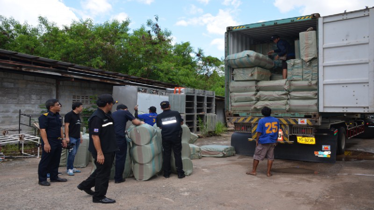 ทลายโกดังเมืองอุดรฯ 3 แห่ง พบสินค้าละเมิดลิขสิทธิ์ - หนีภาษีเพียบ มูลค่ากว่า 30 ล้านบาท (ดูคลิป)