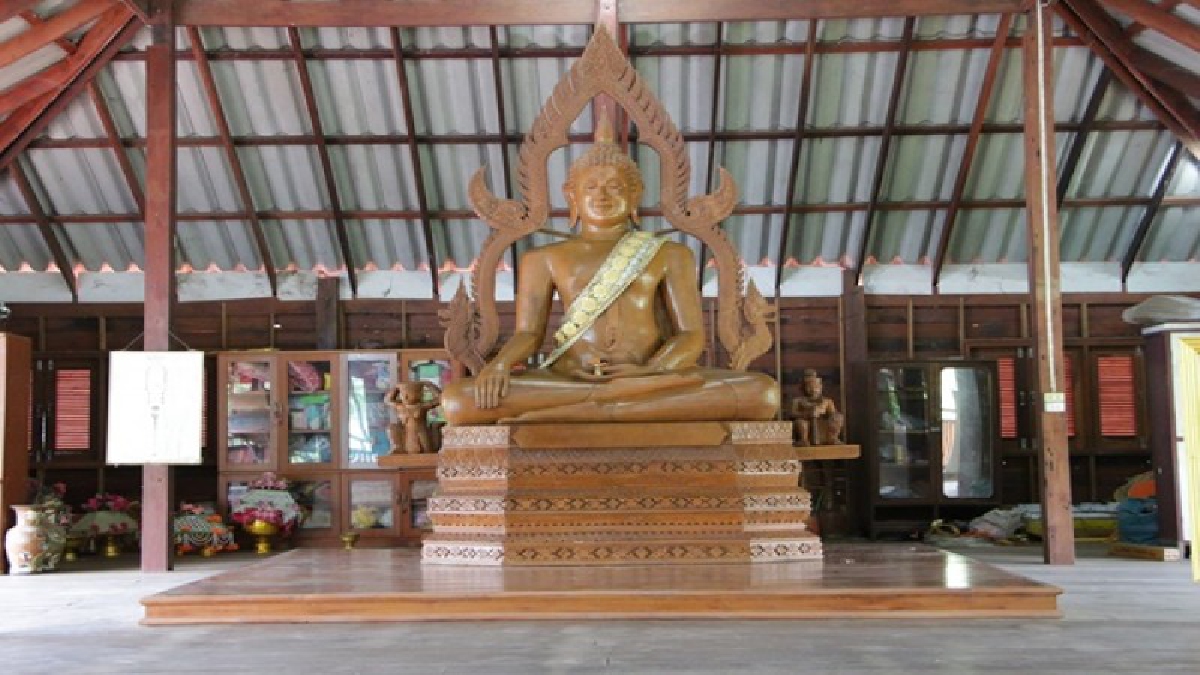 ครั้งหนึ่งในชีวิต..ต้องไปกราบไหว้สักครั้ง..! พระพุทธรูปปางมารวิชัย ศิลปะสมัยสุโขทัย แกะสลักจากไม้สักทองตายพรายใหญ่ที่สุดใน จ.พิษณุโลก