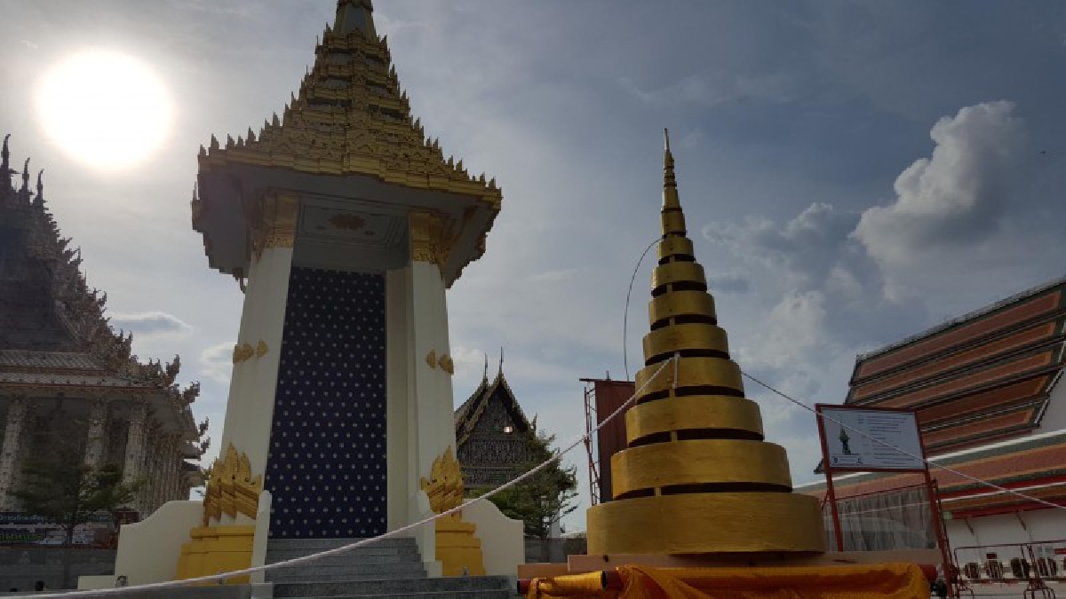 สุพรรณบุรี!! ประกอบพิธีอัญเชิญนพปฎลสุวรรณฉัตร ขึ้นประดิษฐานบนยอดพระเมรุมาศจำลอง ข้าราชการ-ประชาชน เข้าร่วมพิธีเนืองแน่น (ดูคลิป)