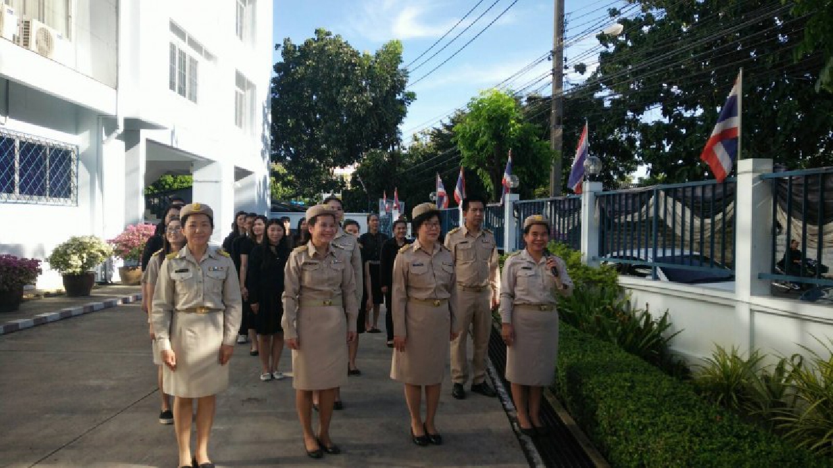 สปส.จังหวัดนครปฐมร่วมกิจกรรมวันธงชาติไทยครบ 100 ปี ร่วมเข้าแถวเคารพธงชาติ &nbsp;อันเชิญธงชาติไทยขึ้นสู่ยอดเสา