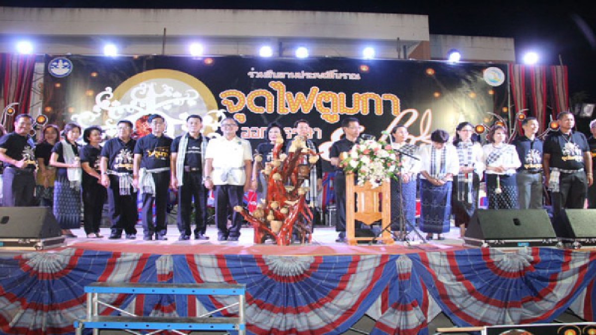 สุดอลังการ!! เปิดอย่างเป็นทางการ งานประเพณีจุดไฟตูมกาเทศกาลออกพรรษามีแห่งเดียวในประเทศไทย!? (ชมคลิป)